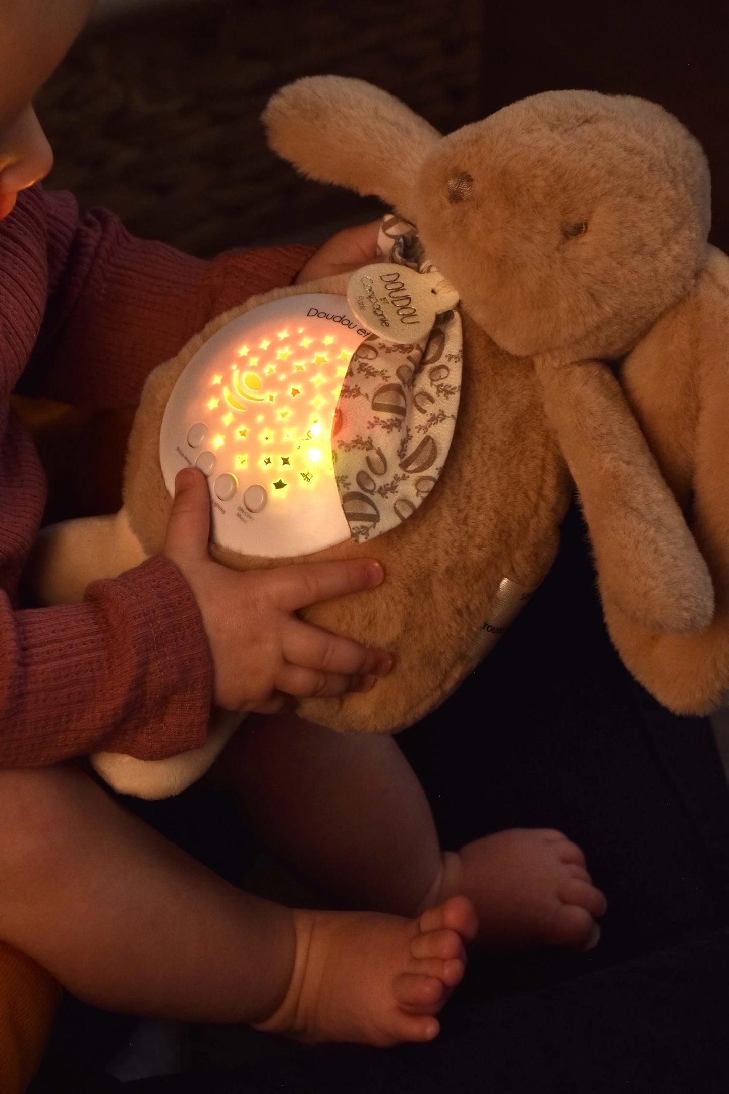 VEILLEUSE ÉTOILES ET MUSIQUE, LAPIN BEIGE, 19 CM