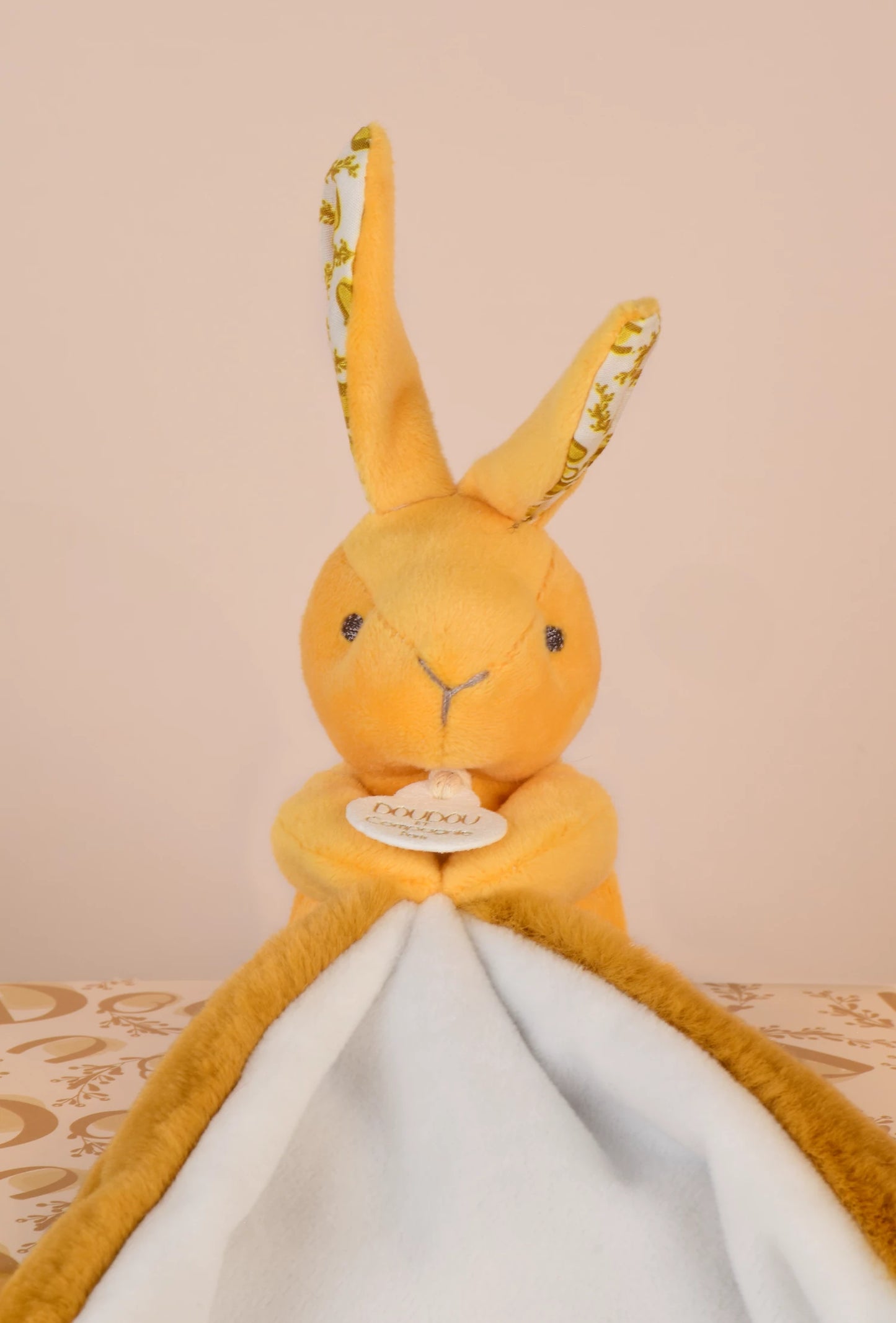 LAPIN AVEC COUVERTURE DOUCE, OCRE, 10 CM