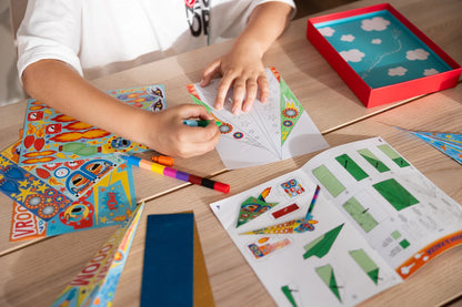 KIT POUR PEINDRE/CRÉER DES AVIONS EN PAPIER