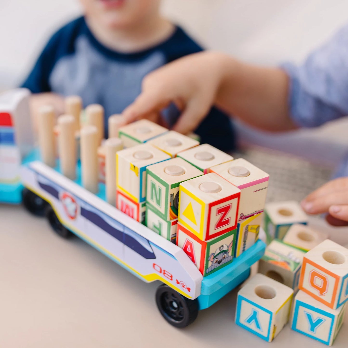 PAW PATROL CAMION BOIS BLOCS CHIFFRES ET LETTRES (FR-DE-EN-E