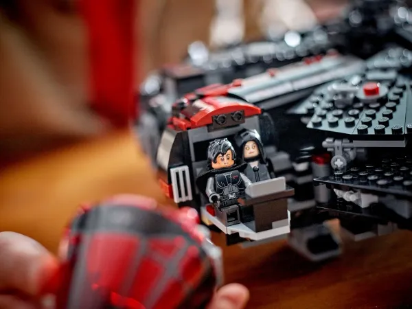 MILLENNIUM FALCON DUNKEL - 75389 - LEGO®